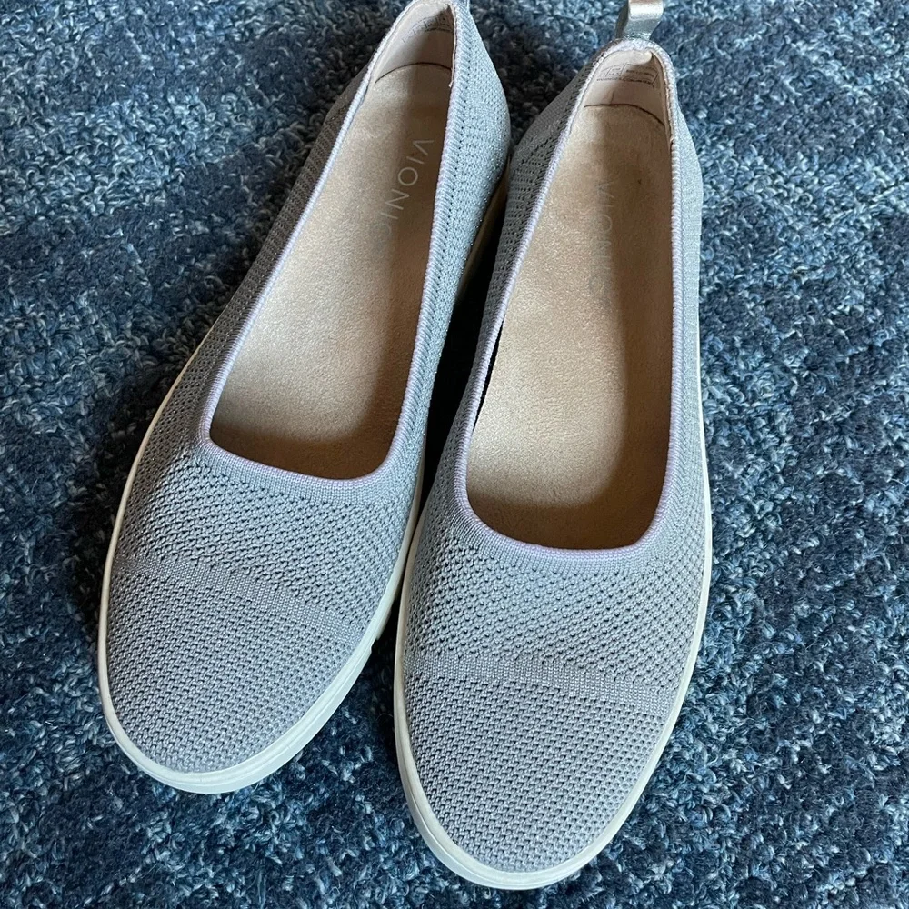Barely worn Vionic Uptown Knit Skimmer Flat in light grey, size 8, width medium - Picture 2 of 5